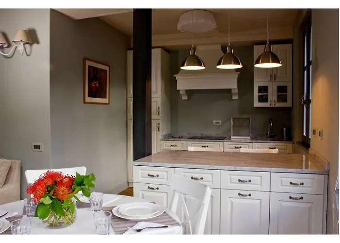 Isola Bella - Via Della Posta *